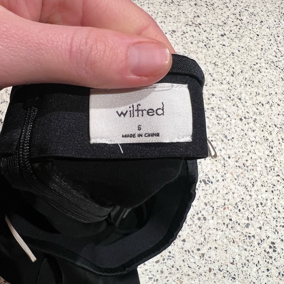 Aritzia | Patio Satin Mini Skirt in Black - Size 6 - Picture 6 of 7